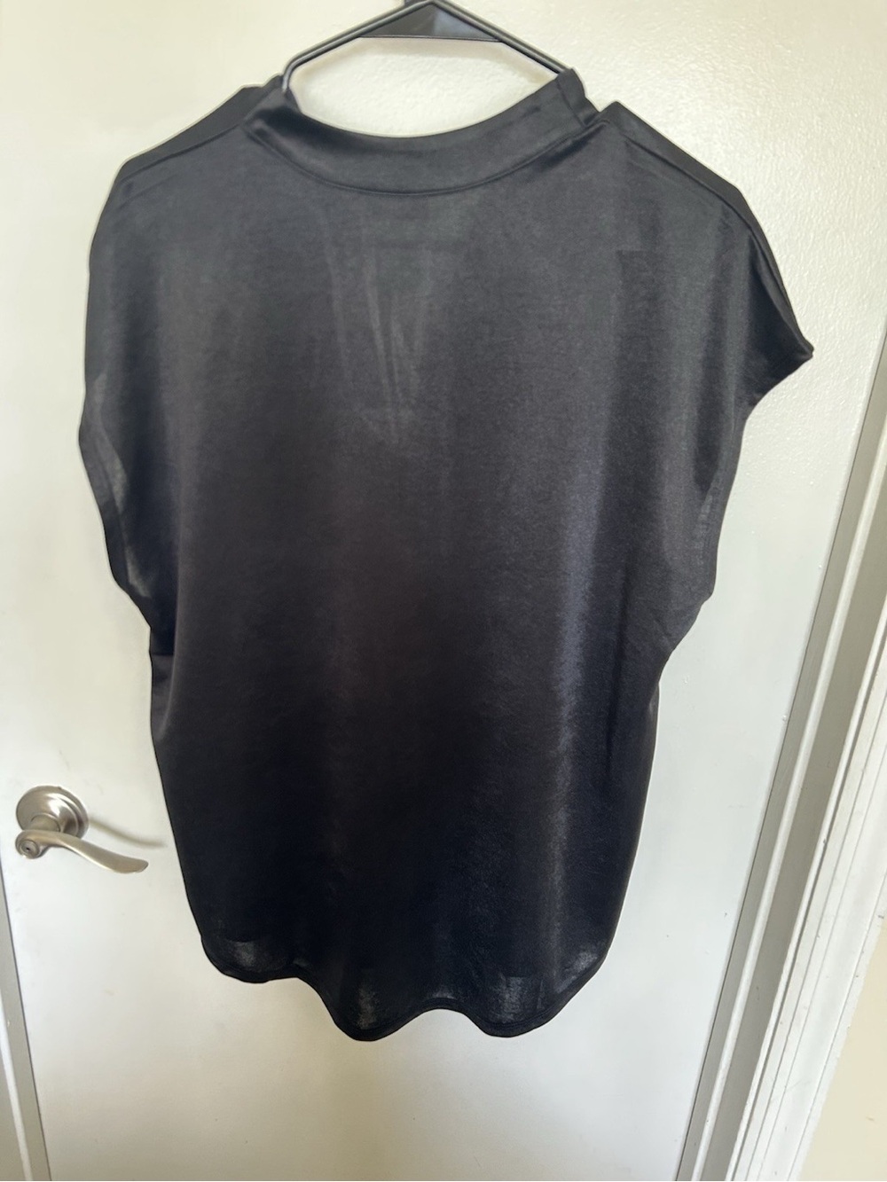 Tahari Black Satin Polyester V-Neck Cap Sleeve Relaxed Blouse - Picture 2 of 8